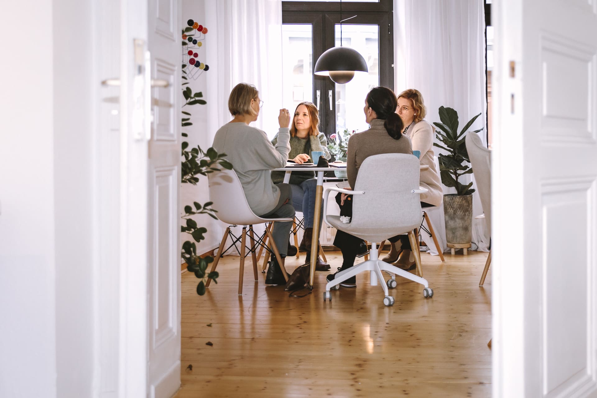 Heller Raum während einer Coworking-Session von Frau mit Bizz in Aachen