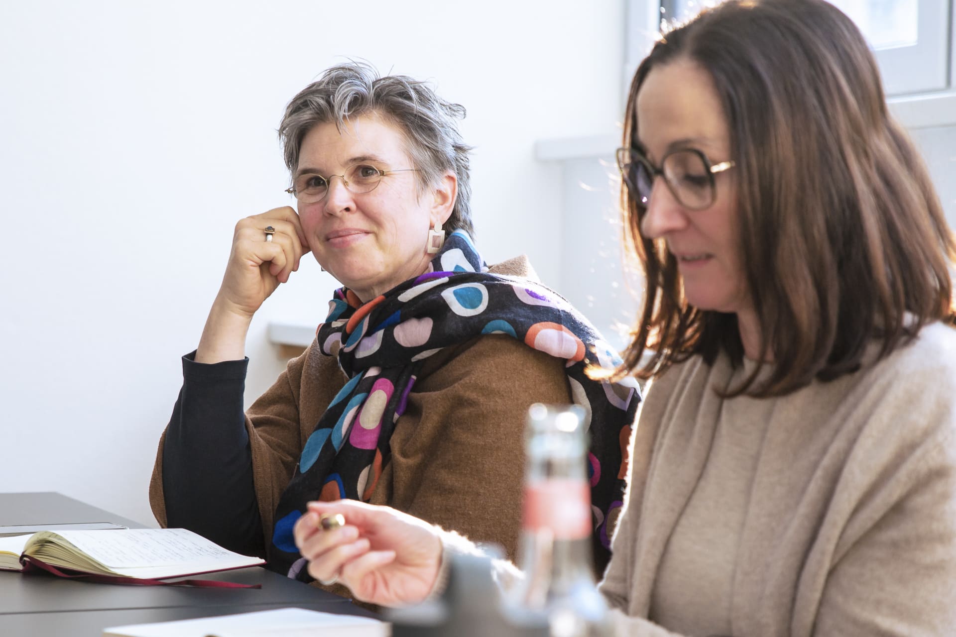 Zwei Unternehmerinnen tauschen sich bei einem Netzwerktreffen aus