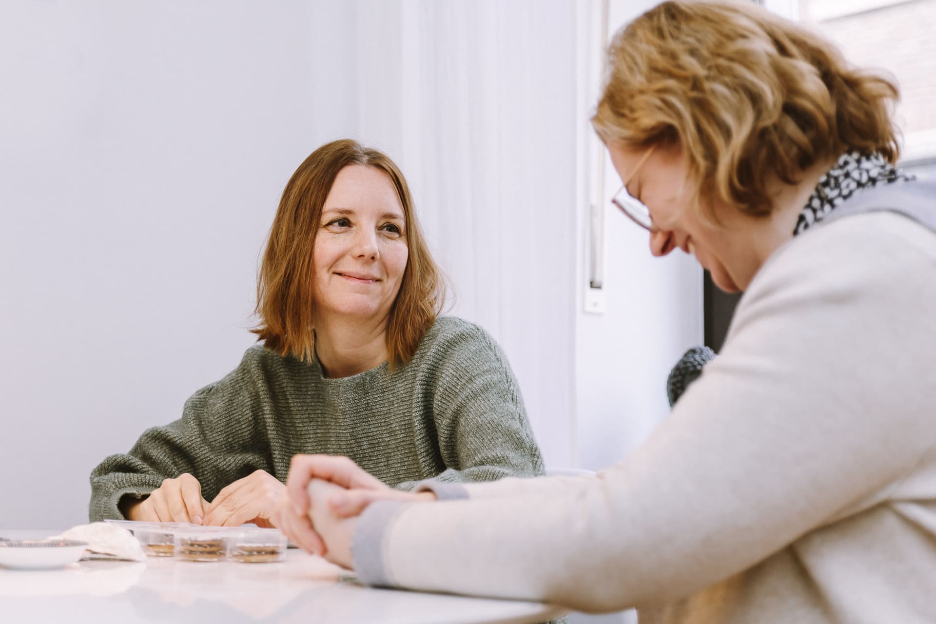 Zwei Unternehmerinnen im Gespräch bei einer Coworking-Session von Frau mit Bizz
