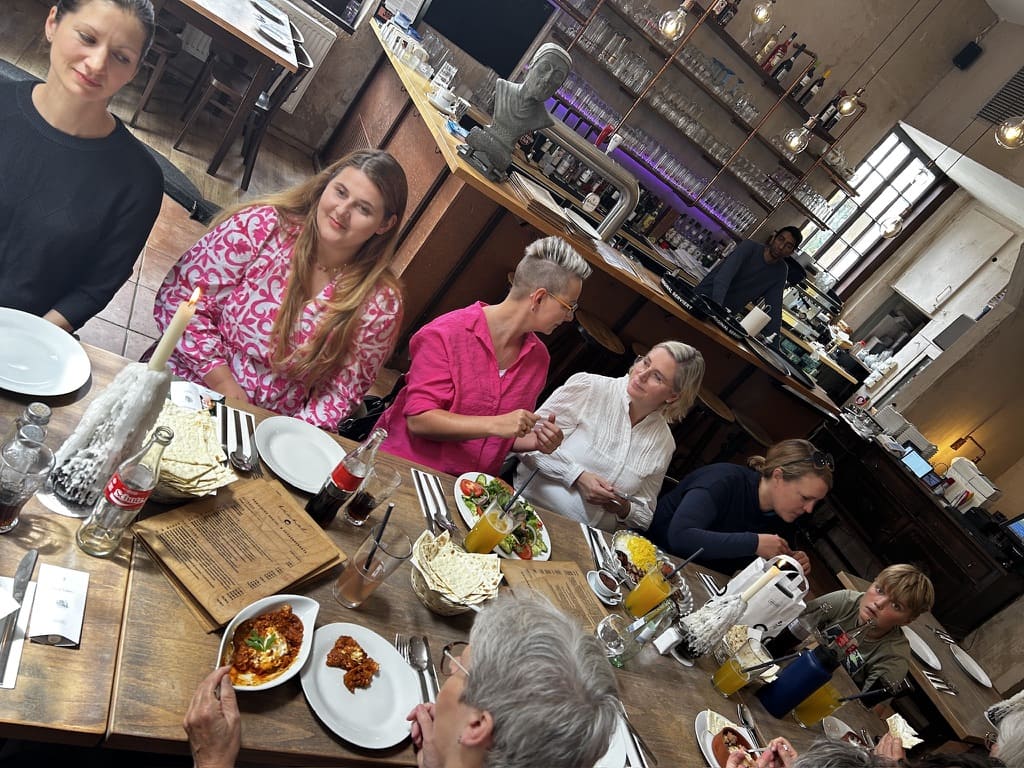 Gruppe von Unternehmerinnen beim BizzConnect-Netzwerktreffen an einem gedeckten Tisch