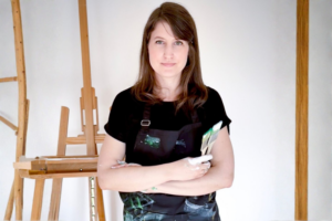 Sandra Kuka, Künstlerin und Gesundheitswissenschaftlerin in ihrem Atelier