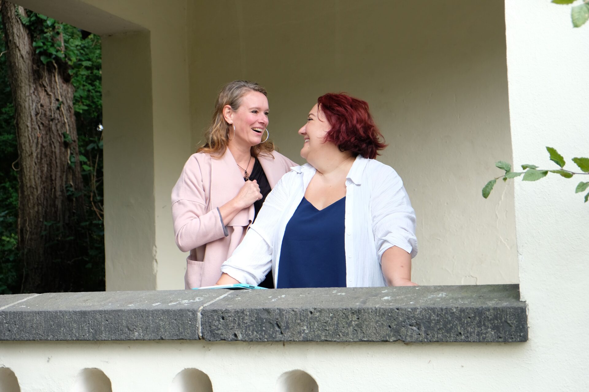 Sarah Voigt und Sirit Coeppicus, Gründerinnen von Frau mit Bizz, lachen gemeinsam